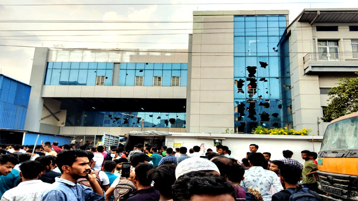 আদমজী ইপিজেডে কারখানায় হামলা ও ভাঙচুরের ঘটনায় মামলা