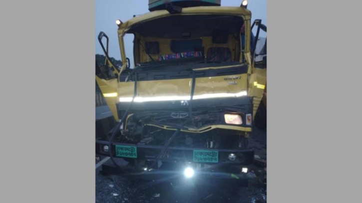 সিদ্ধিরগঞ্জে সড়কে বিকল ট্রাকে ধাক্কা, নিহত দুই চালক