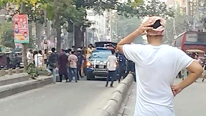 আইভীকে বহনকারী পুলিশের গাড়িতে হামলা, ককটেল বিস্ফোরণ