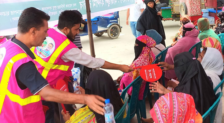 এইচএসসি পরীক্ষার্থীর অভিভাবকদের জন্য বিশুদ্ধ পানি ও হাতপাখা বিতরণ