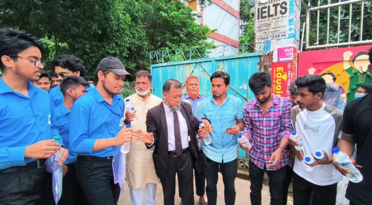 এইচএসসি পরীক্ষার্থীদের মাঝে ছাত্রদলের স্যালাইন ও পানি বিতরণ