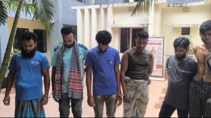 রূপগঞ্জে গাজী টায়ারস কারখানায় অগ্নিকাণ্ডে জড়িত ৫ যুবক গ্রেপ্তার