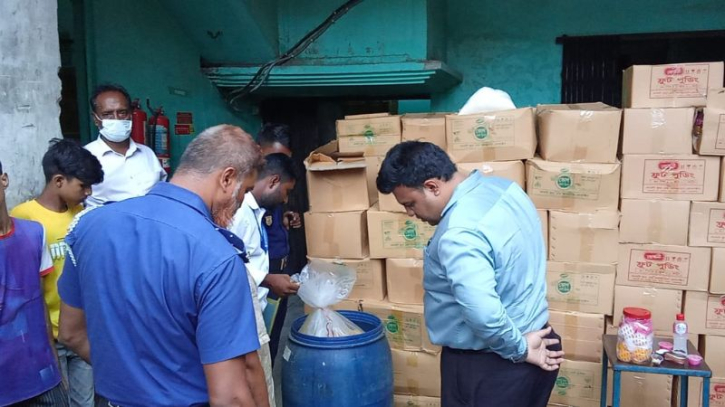 অননুমোদিত শিশুখাদ্য উৎপাদন কারখানায় যৌথ বাহিনীর অভিযান
