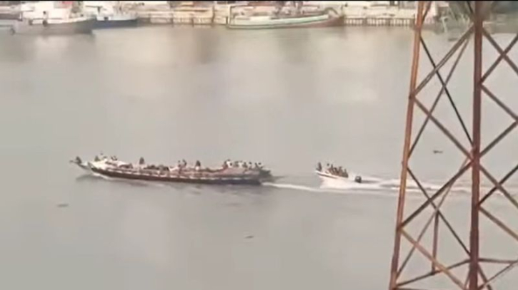 নদীপথে অসহায় গরু ব্যাপারীরা