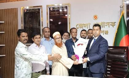 নারায়ণগঞ্জের বিদায়ী ডিসিকে ফুলেল শুভেচ্ছা জানালেন সরকারী গাড়ি চালক সমিতি