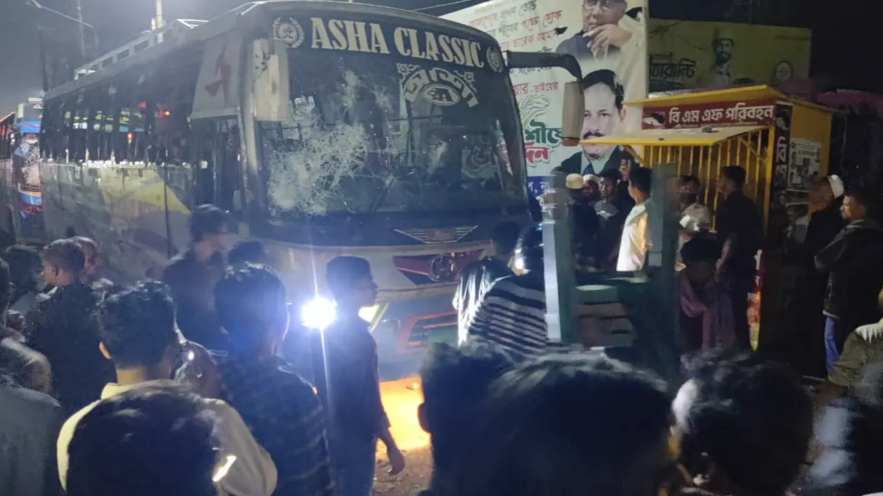 ভাড়া নিয়ে শিক্ষার্থী লাঞ্ছিত, বাস ভাঙচুর করে সড়ক অবরোধ
