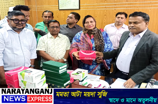 খানপুর হাসপাতালে স্বতন্ত্র প্রার্থী মাকসুদ হোসেনের পক্ষ থেকে চিকিৎসা সামগ্রী প্রদান
