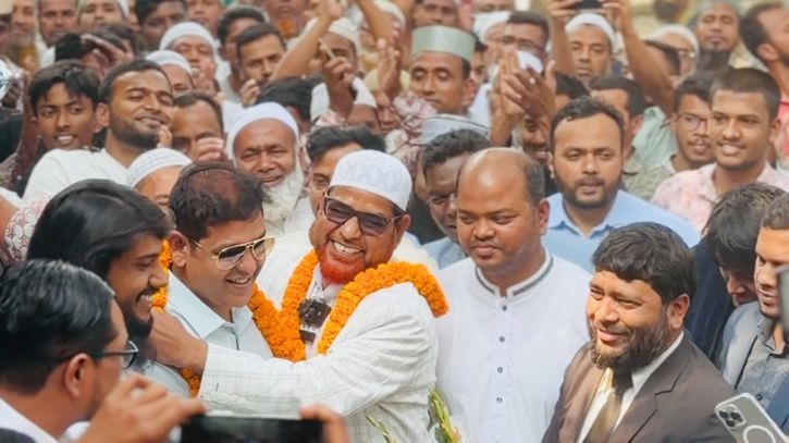 এমপি দিপুর বাড়িতে পরাজিত জামায়াত নেতা, মালা বিনিময়