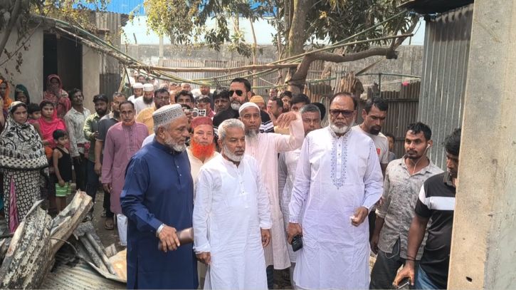 সোনারগাঁয়ে অগ্নিকাণ্ডে ক্ষতিগ্রস্তদের পাশে এমপি মান্নান
