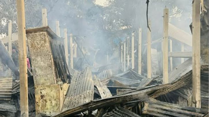 সোনারগাঁয়ে শর্টসার্কিটে অগ্নিকাণ্ডে পুড়েছে ১৮ বসতঘর