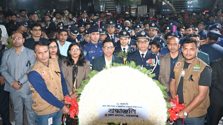 একুশের প্রথম প্রহরে চাষাঢ়া শহীদ মিনারে ডিসি ও এসপির শ্রদ্ধা