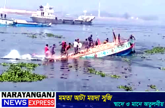 ফতুল্লায় ধলেশ্বরী নদীতে ইট বোঝাই বাল্কহেড তলিয়ে গেছে