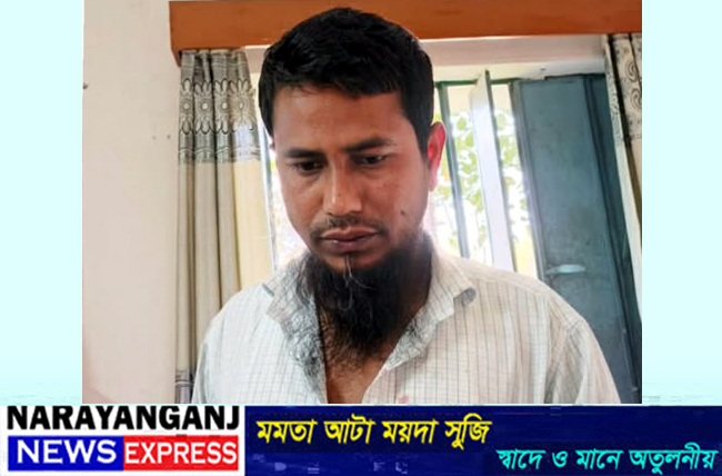 আড়াইহাজারে ছাত্রীকে ধর্ষণ : লম্পট শিক্ষককে গণপিটুনি দিয়ে পুলিশে সোপর্দ