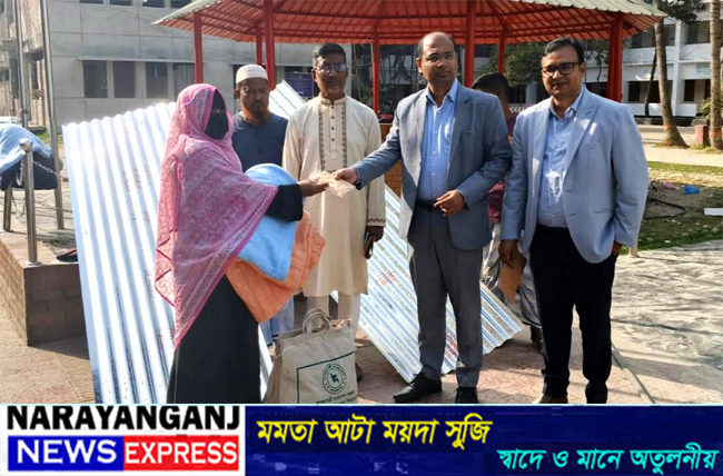 নারায়ণগঞ্জে অগ্নিকান্ডে ক্ষতিগ্রস্তদের মাঝে টিন ও নগদ অর্থ প্রদান