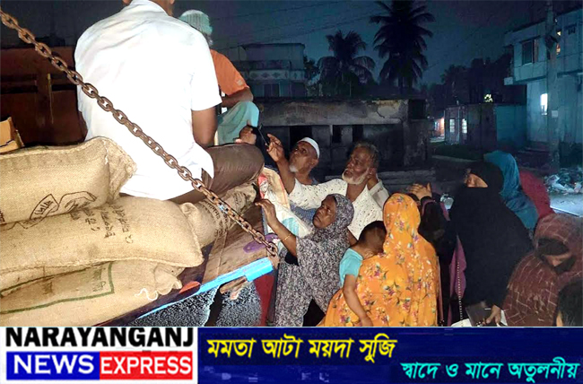 নারায়ণগঞ্জে খোলা অবস্থায় টিসিবির পণ্য বিতরণ, ওজনে কারচুপি ও স্বাস্থ্যঝুঁকির শঙ্কায় ক্ষুব্ধ জনতা