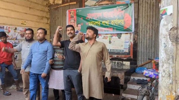 নারায়ণগঞ্জে ‘জয় বাংলা’ স্লোগান দিয়ে আওয়ামী লীগ কার্যালয়ে ব্যানার টানালেন নেতাকর্মীরা