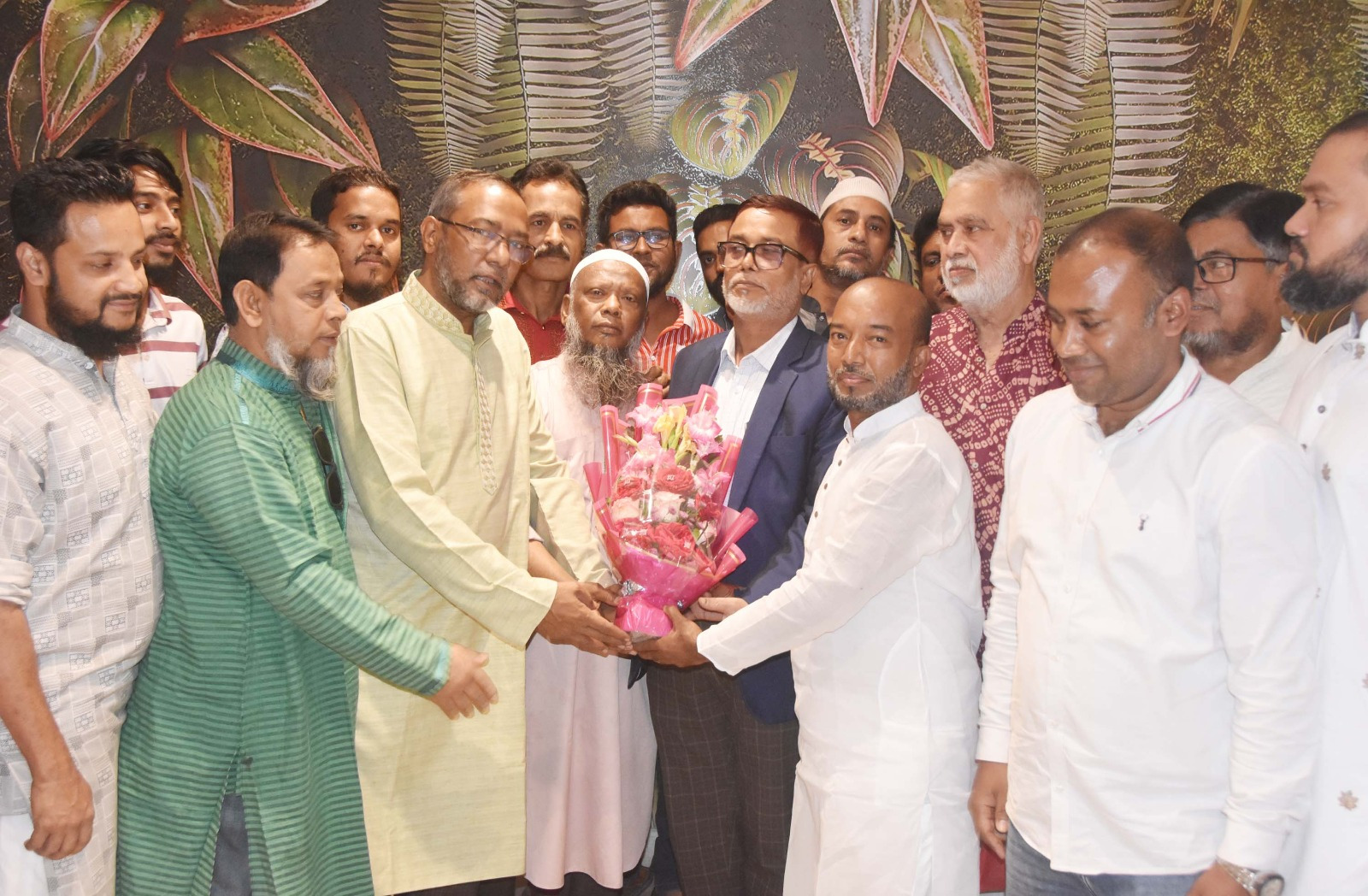 নাসিক প্রশাসক সাখাওয়াতকে দিদার খন্দকারের ফুলের শুভেচ্ছা