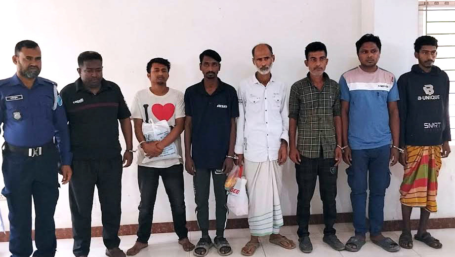 বন্দরে ভারতীয় মদ, ইয়াবা ও গাঁজাসহ ৪ মাদক ব্যবসায়ী গ্রেপ্তার