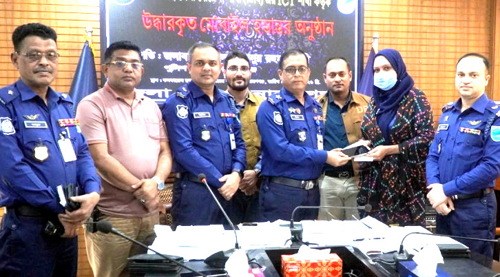 ভারত থেকে হারানো ফোনসহ ৭৪টি মোবাইল উদ্ধার, মালিকদের বুঝিয়ে দিল নারায়ণগঞ্জ পুলিশ