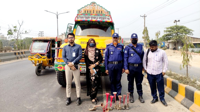 নারায়ণগঞ্জে শব্দদূষণের দায়ে ৪ যানবাহনকে জরিমানা, হর্ণ জব্দ