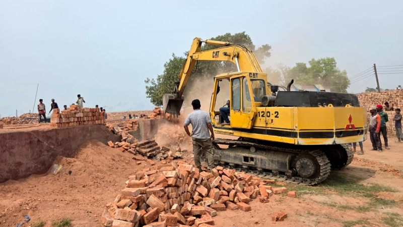 ফতুল্লার বক্তাবলীতে তিন ইটভাটায় ৯ লাখ টাকা জরিমানা, একটির কার্যক্রম বন্ধ