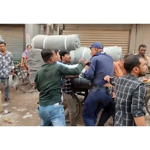 নারায়ণগঞ্জ শহরের গলাচিপায় পুলিশের এস আই ও সোর্সকে গণপিটুনি