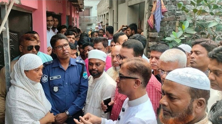 ফতুল্লায় বাড়িঘরে হামলা-ভাঙচুর, ক্ষতিগ্রস্তদের পাশে জেলা পরিষদের প্রশাসক মামুন মাহমুদ