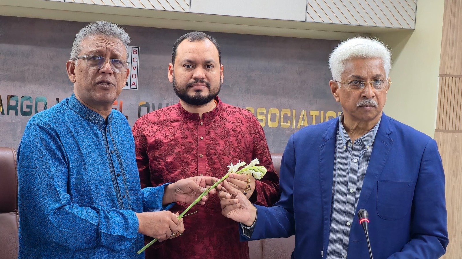 বাংলাদেশ কার্গো ভেসেল ওনার্স এসোসিয়েশনের যুগ্ম সম্পাদক নির্বাচিত হওয়ায় মোহাম্মদ সোহাগকে ফুলেল শুভেচ্ছা