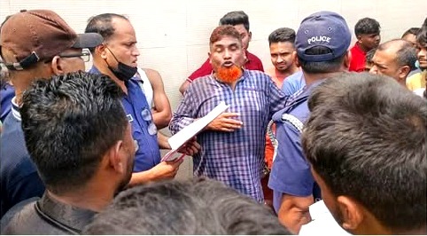 ফতুল্লায় সড়কে লাশ রেখে পালানোর সময় অ্যাম্বুলেন্সসহ চালক আটক