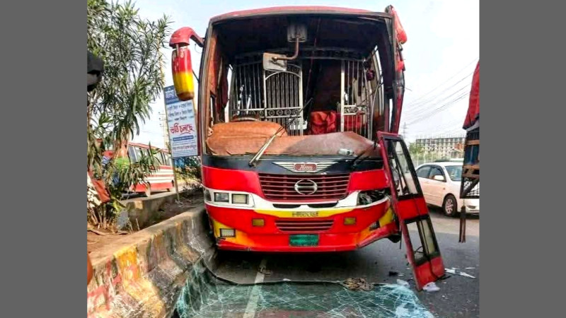 নারায়ণগ‌ঞ্জে লিংক রোডে কাভার্ড ভ্যানের ধাক্কায় বাসের চাপায় পথচারী নারী নিহত