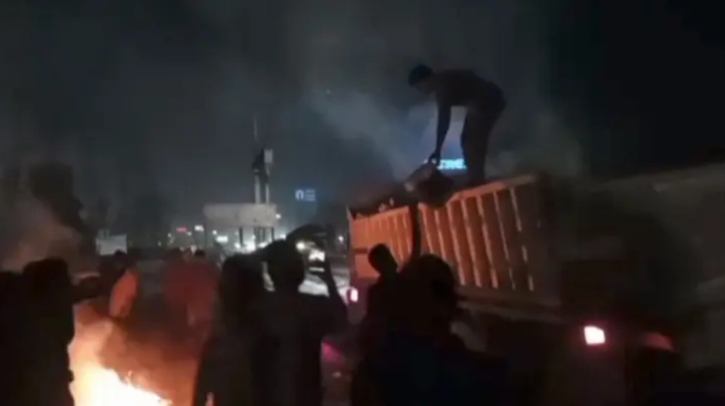 সোনারগাঁয়ে চুনভর্তি চলন্ত ট্রাকে আগুন