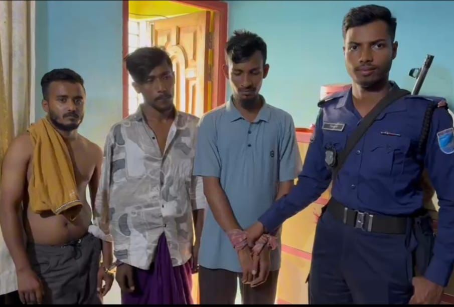 রুপগঞ্জে দেশীয় অস্ত্র ও মাদকসহ ৩ জন গ্রেফতার