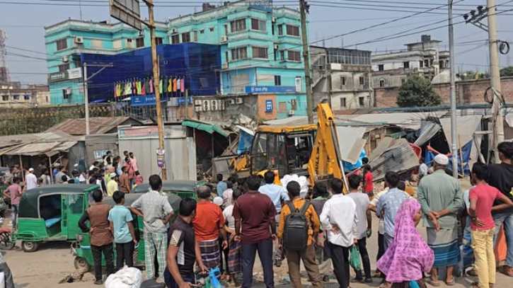 সোনারগাঁয়ে ঢাকা-চট্টগ্রাম মহাসড়কে ৫ শতাধিক অবৈধ স্থাপনা উচ্ছেদ