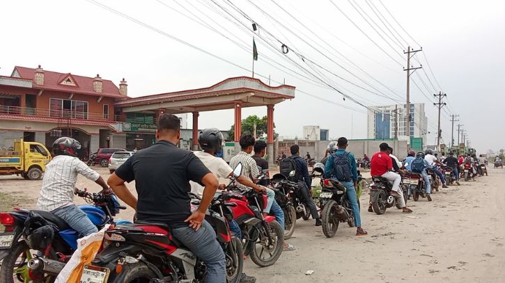 তেল মিলছে না অনেক জায়গায়, হতাশা-বিরক্তি চালকদের