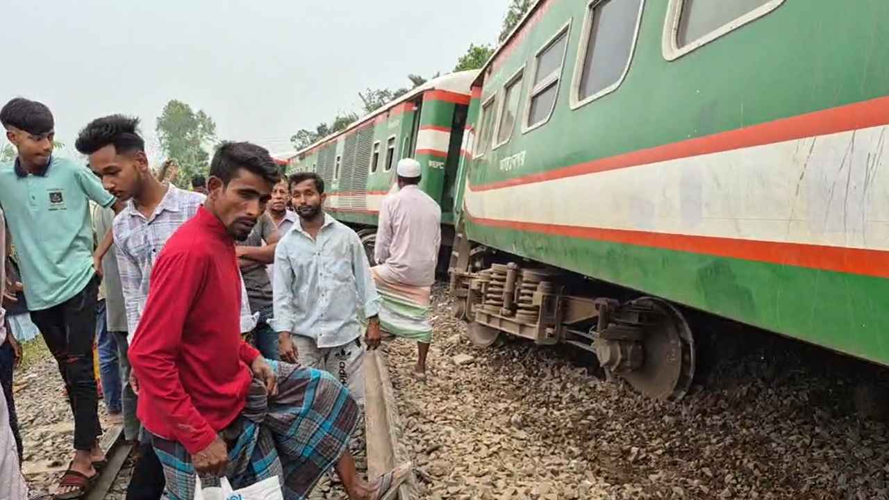বগুড়ায় ট্রেনের বগি লাইনচ্যুতের ঘটনায় আহত অর্ধশতাধিক