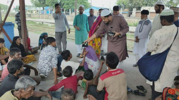 স্বাধীনতা দিবসে পথশিশুদের মাঝে খাবার বিতরণে জামায়াত