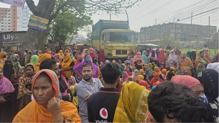 ফতুল্লায় বকেয়ার দাবিতে শ্রমিক বিক্ষোভ-অবরোধ