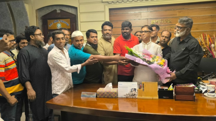 জেলা পরিষদ প্রশাসক মামুন মাহমুদের সঙ্গে খোরশেদের সৌজন্য সাক্ষাৎ