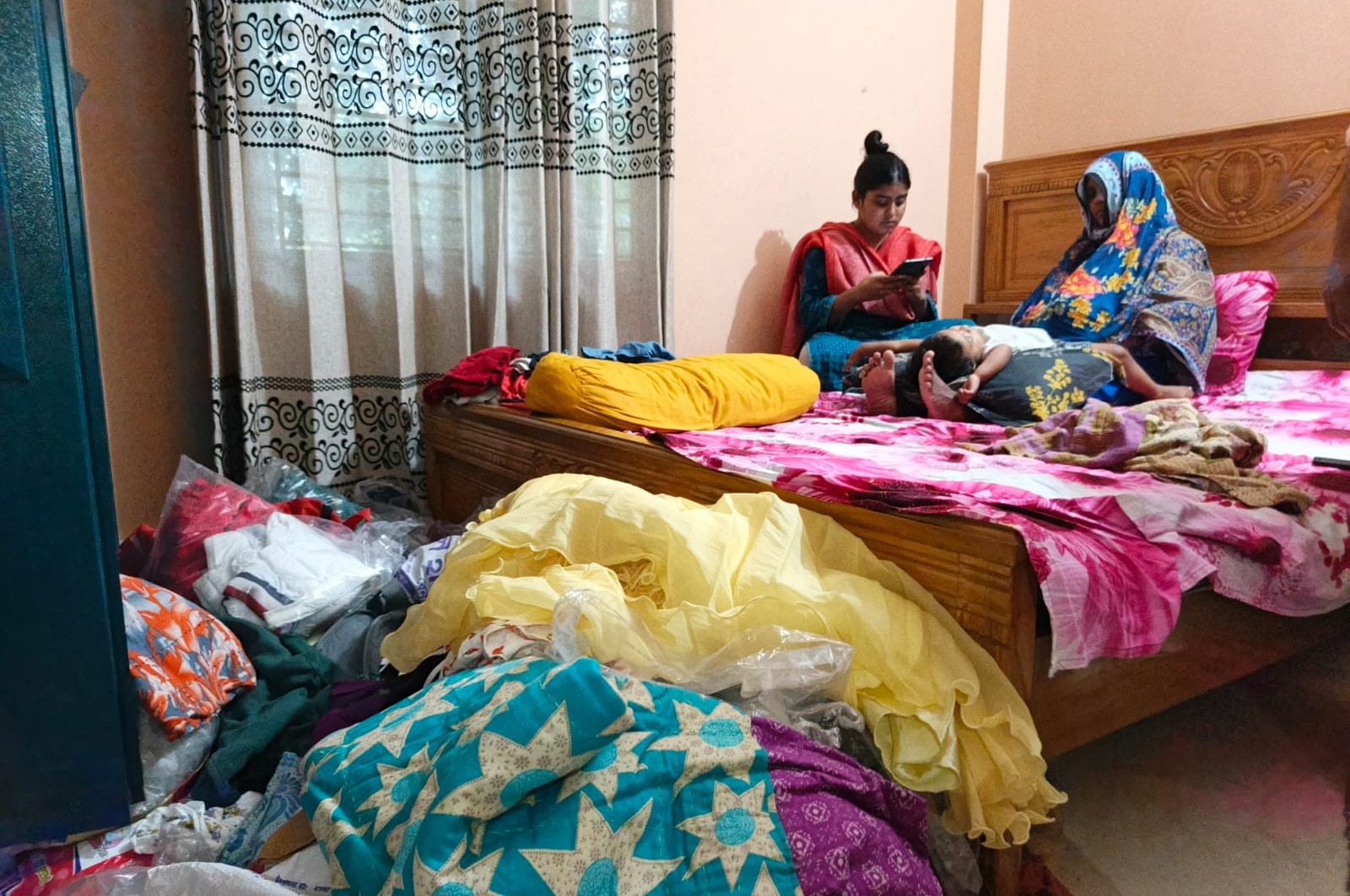 আড়াইহাজারে শিক্ষকের বাড়িতে দুর্ধর্ষ ডাকাতি