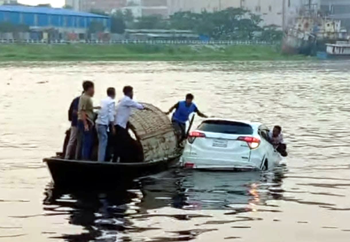 নবীগঞ্জ ঘাটে ফেরি থেকে শীতলক্ষ্যা নদীতে পড়লো গাড়ী,জানালা দিয়ে বেরিয়ে প্রাণে বাঁচলেন গাড়ির চালক