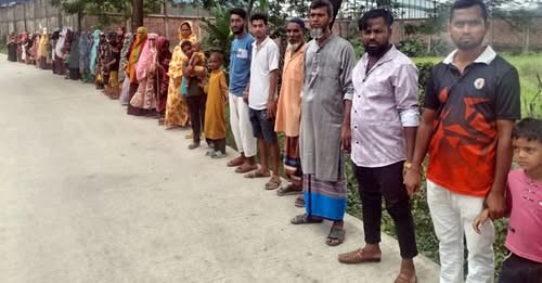 সোনারগাঁয়ের কাঁচপুরে চলাচলের রাস্তার দাবিতে এলাকাবাসীর মানববন্ধন