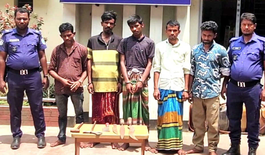 রূপগঞ্জে ডাকাতির প্রস্তুতিকালে দেশীয় অস্ত্রসহ ৫ ডাকাত আটক 