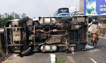 ঢাকা-চট্টগ্রাম মহাসড়কের শিমরাইলে লরির ধাক্কায় পিকআপ উল্টে আহত ১