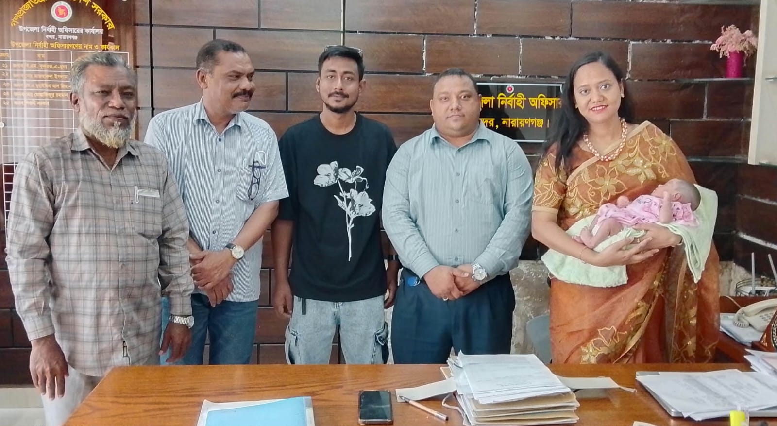 নদীতে ফেলে দিতে চাওয়া সেই নবজাতকের দায়িত্ব নিলেন দম্পত্তি