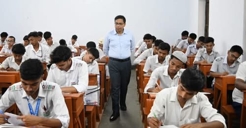 পরীক্ষার প্রথম দিনে জেলার বিভিন্ন কেন্দ্র সরেজমিনে পরিদর্শন করেন নারায়ণগঞ্জ জেলা প্রশাসক মো: রায়হান কবির। 