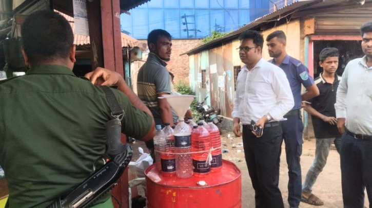 আড়াইহাজারে খোলা বাজারে জ্বালানি তেল বিক্রি, তিন প্রতিষ্ঠানকে জরিমানা