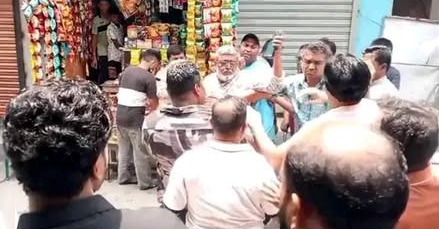 সিদ্ধিরগঞ্জে ব্যানারে ছবি না থাকায় পরীক্ষার কেন্দ্রের সামনে বিএনপির দুপক্ষের হাতাহাতি