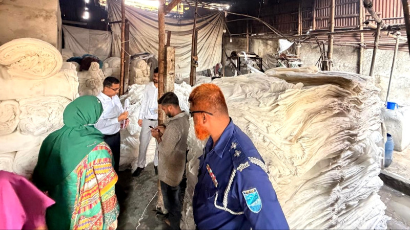 নারায়ণগঞ্জের ফতুল্লায় দূষণের দা‌য়ে দুই কারখানার বিদ্যুৎ সংযোগ বিচ্ছিন্ন