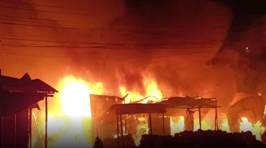 ফতুল্লায় ঝুটের গুদামে ভয়াবহ আগুন