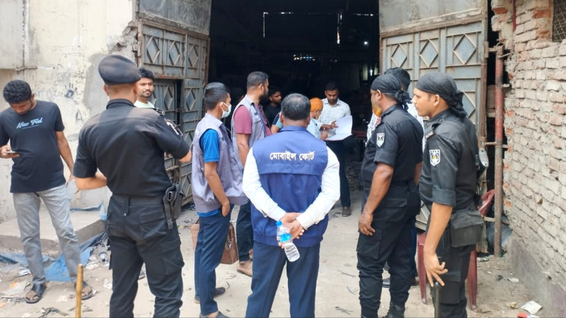 নারায়ণগঞ্জের ফতুল্লায় বায়ুদূষণের দায়ে দুই প্রতিষ্ঠানকে দেড় লাখ টাকা জরিমানা